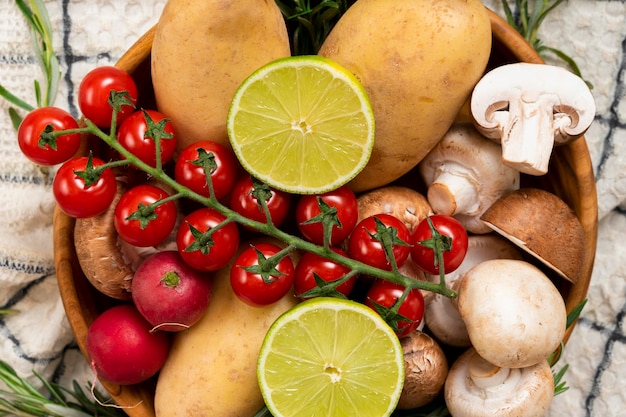 Foto gratuita vista dall'alto di frutta e verdura