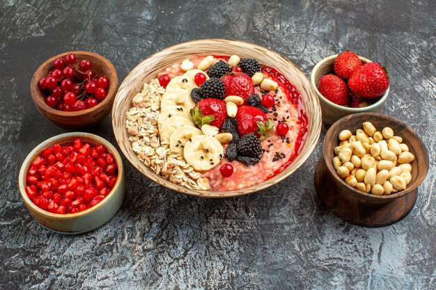 Vista dall'alto di muesli fruttato con frutta fresca a fette