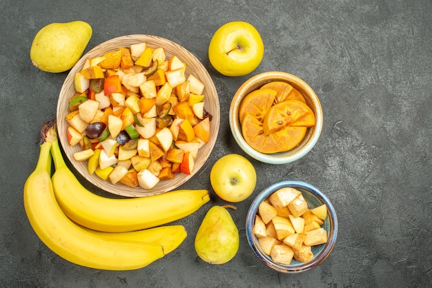 Vista dall'alto di insalata fruttata con frutta fresca a fette