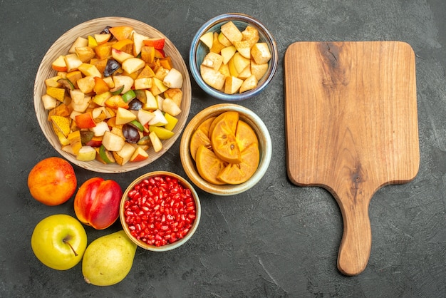 Free photo top view of fruity salad with fresh sliced fruits