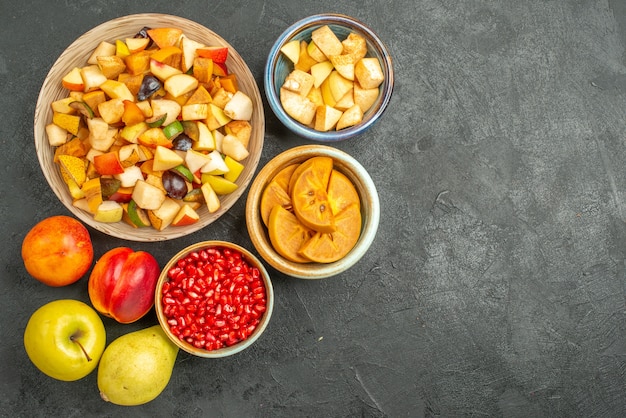 Foto gratuita vista dall'alto di insalata fruttata con frutta fresca a fette