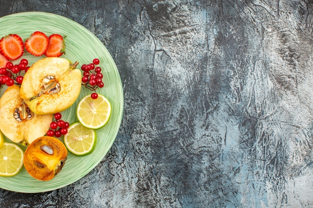 Foto gratuita vista dall'alto di insalata fruttata con frutta fresca a fette