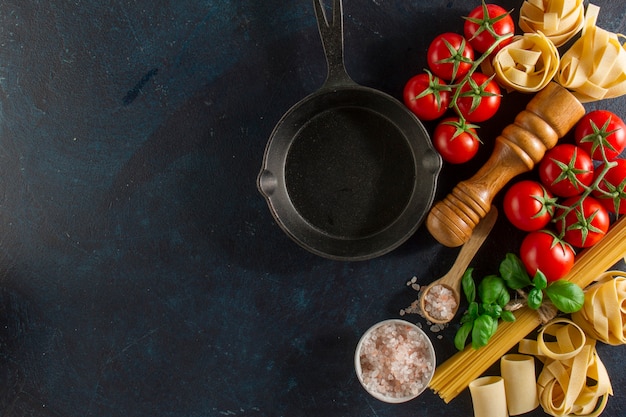 Vista dall'alto di padella accanto ingredienti freschi