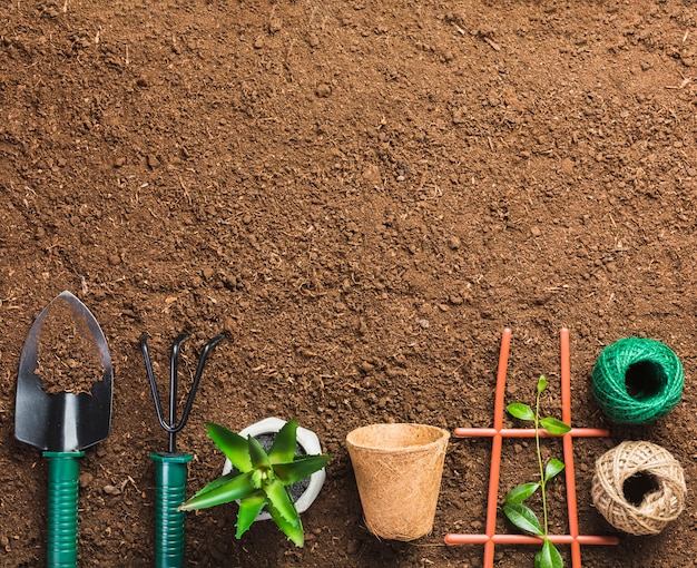 Foto gratuita vista dall'alto di attrezzi da giardinaggio a terra