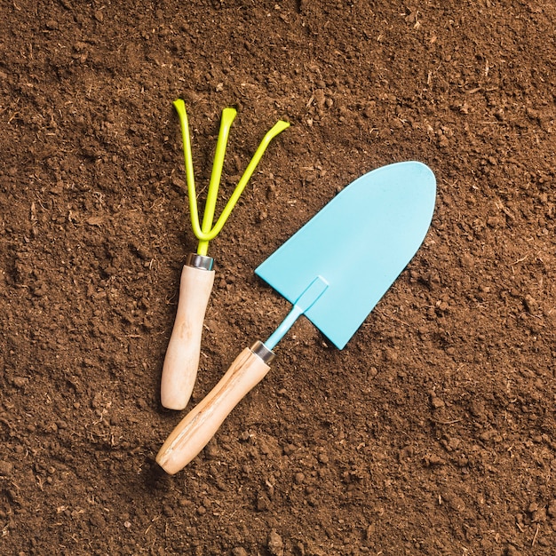 Free photo top view of gardening tools on the ground