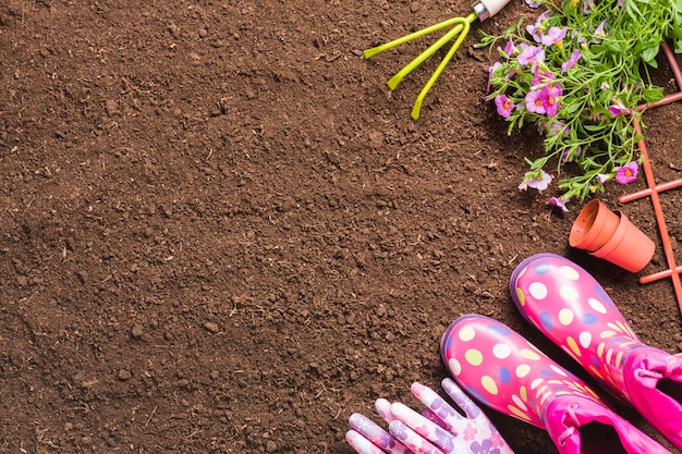 Foto gratuita vista dall'alto di attrezzi da giardinaggio a terra