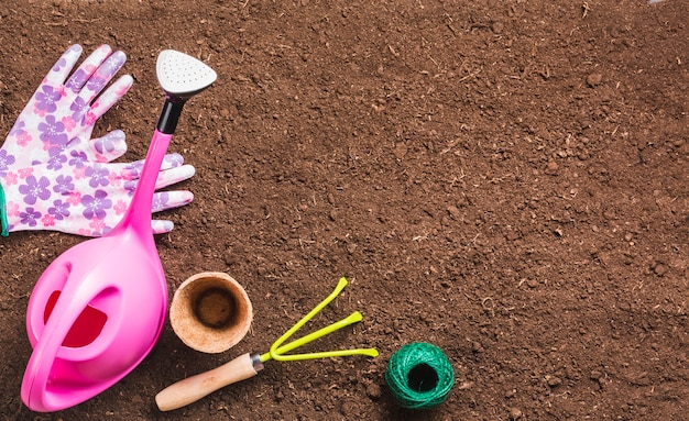 Free photo top view of gardening tools on the ground