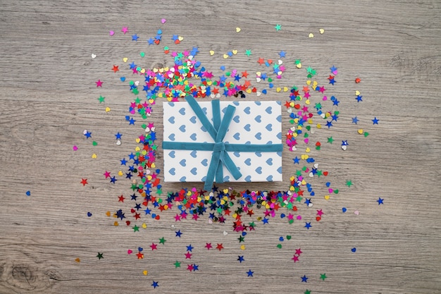 Foto gratuita vista dall'alto della confezione regalo e confetti colorati