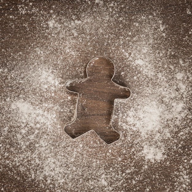 小麦粉とトップビュージンジャーブレッド人クッキーカッター