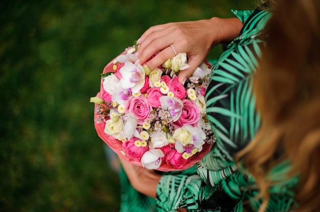 Девушка взгляд сверху держа коробку розовых роз и белых орхидей