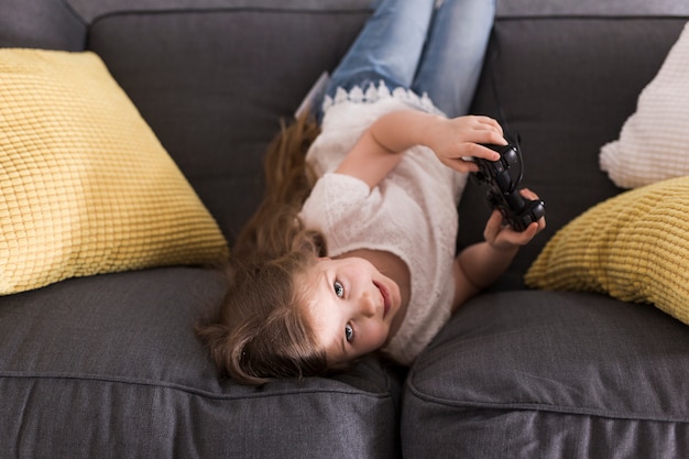 Foto gratuita vista dall'alto della ragazza con gamepad