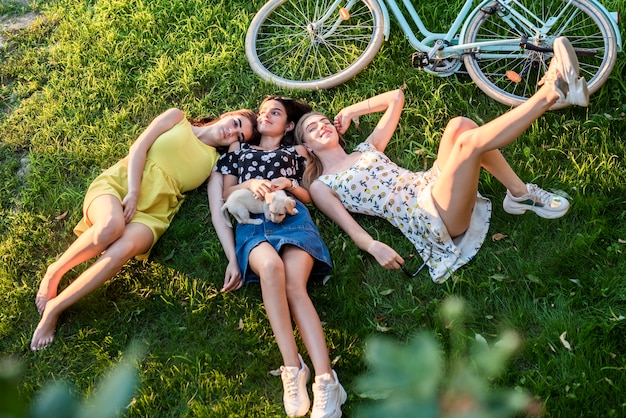 Foto gratuita ragazze vista dall'alto rilassante con simpatico cane