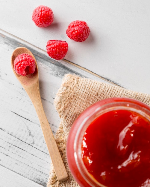 Foto gratuita vista dall'alto del barattolo di vetro con marmellata di lamponi