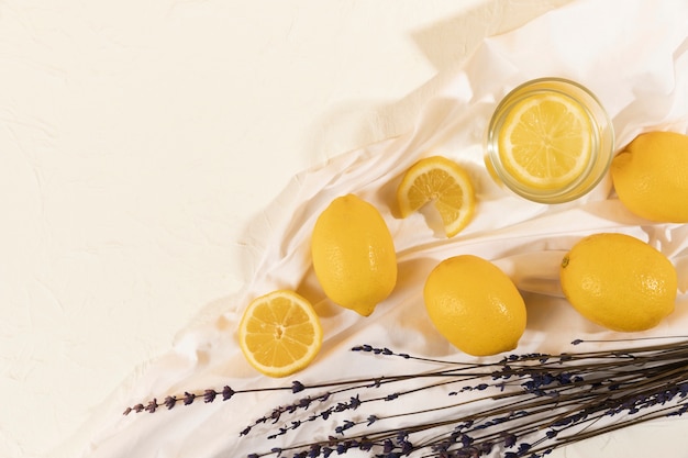 Foto gratuita bicchiere vista dall'alto con limonata e lavanda accanto