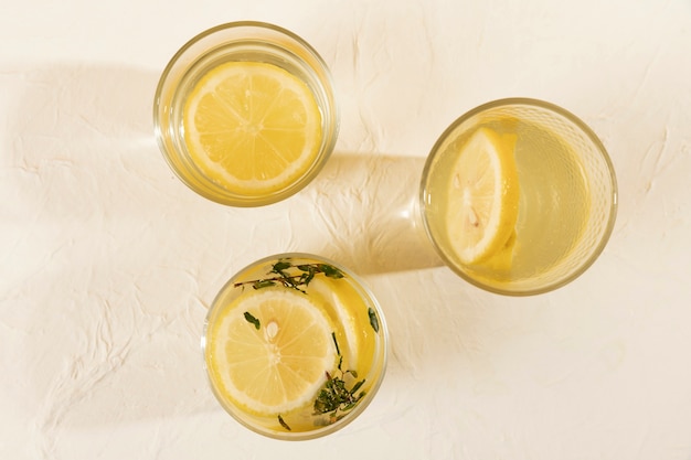 Free photo top view glasses with lemonade on table