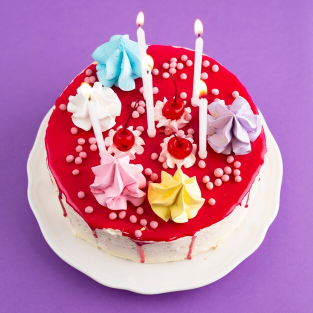 Вид сверху глазированного торта ко дню рождения