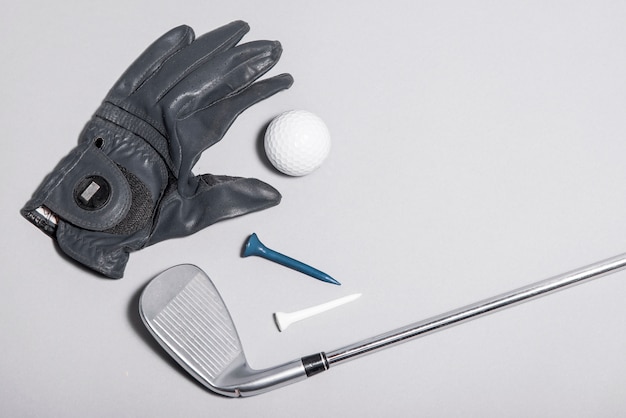 Вид сверху перчатки и снаряжение для гольфа