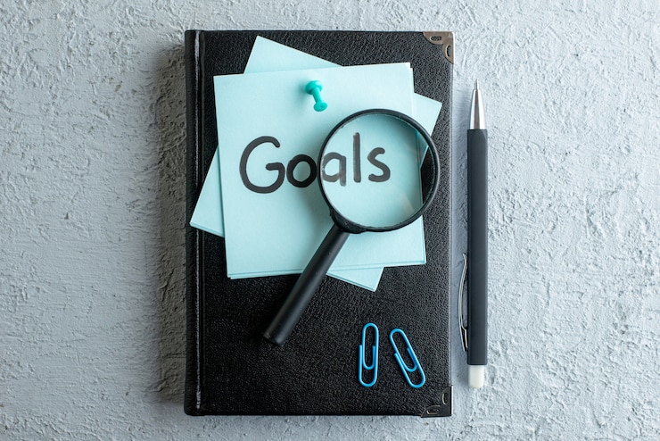 Free Photo top view goals written note with notepad and pen on white surface job office school copybook color college business