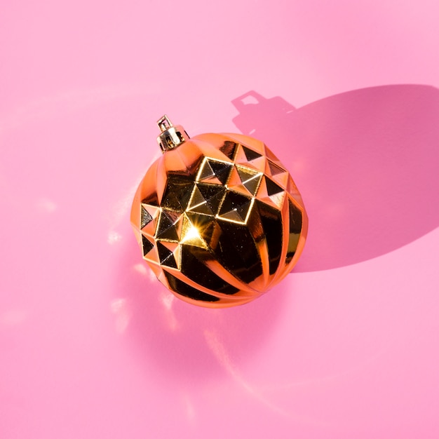 Free photo top view golden globe on pink background