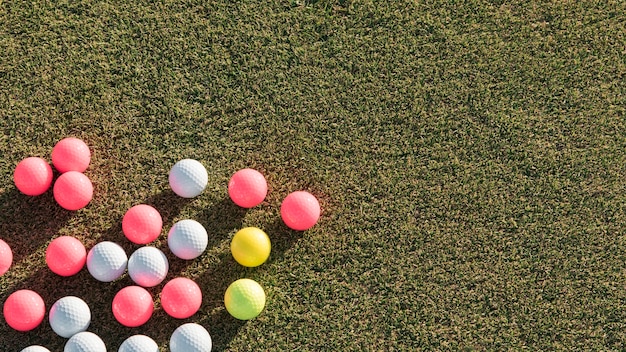 Foto gratuita collezione di palline da golf vista dall'alto con copia-spazio