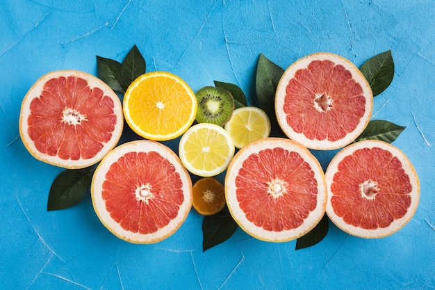 Top view of grapefruis and lime with leafes