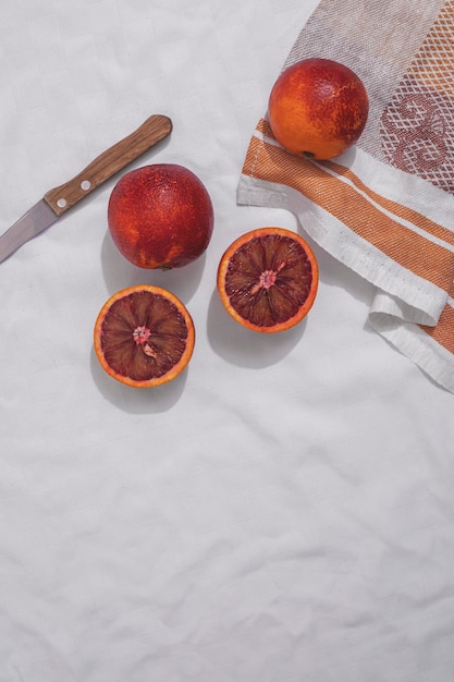 Free photo top view grapefruits and knife arrangement