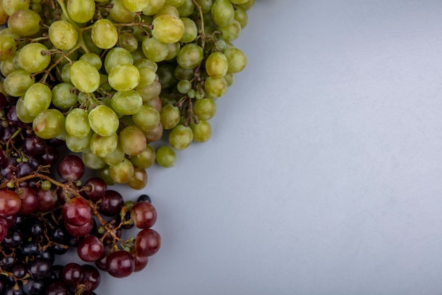 Free photo top view of grapes on gray background with copy space