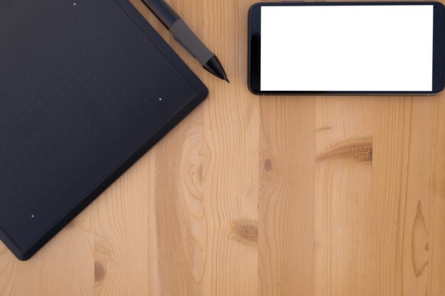 木製のグラフィックタブレットとスマートフォンの上面図