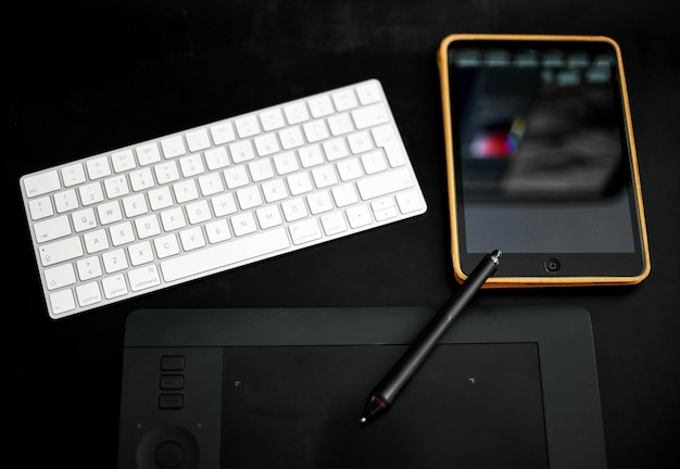 Free photo top view of graphic tablet with a keyboard and a tablet
