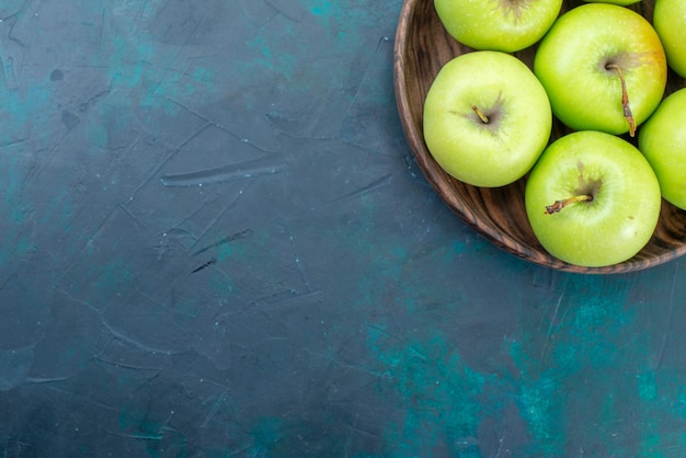 Вид сверху зеленые яблоки свежие спелые фрукты на темно-синем столе