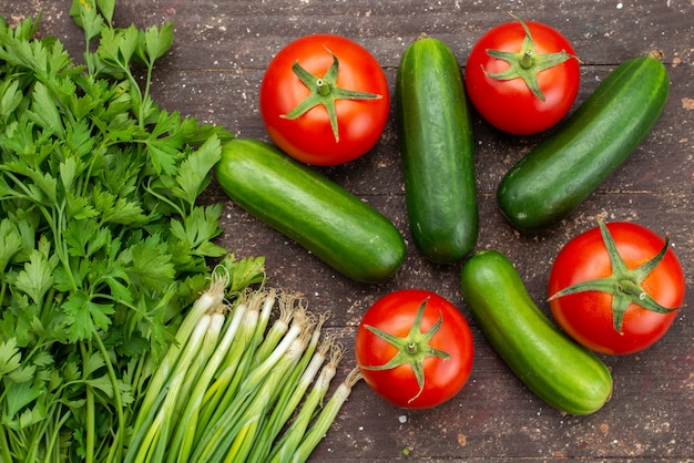 갈색 야채 식물 나무 음식에 빨간 토마토와 녹색 평면도 신선하고 잘 익은 녹색 오이