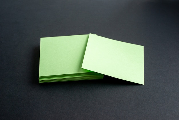 空き領域と孤立した黒い背景の上の緑の封筒の上面図