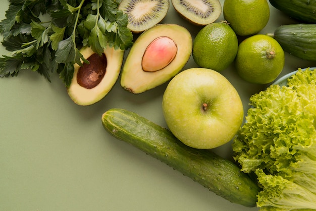 Foto gratuita vista dall'alto frutta e verdura verde