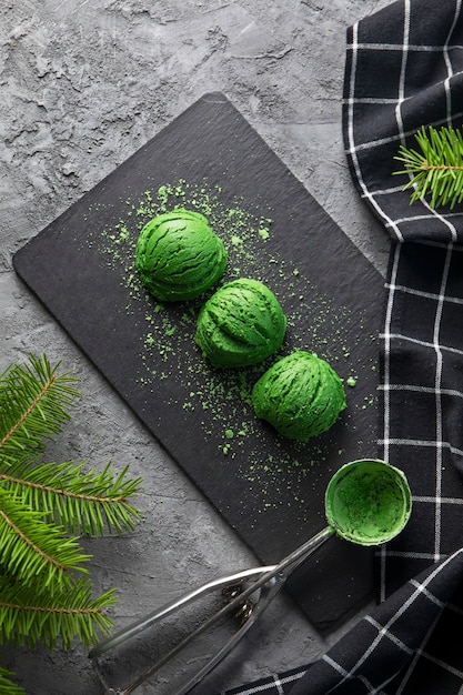 Free photo top view green ice cream on plate