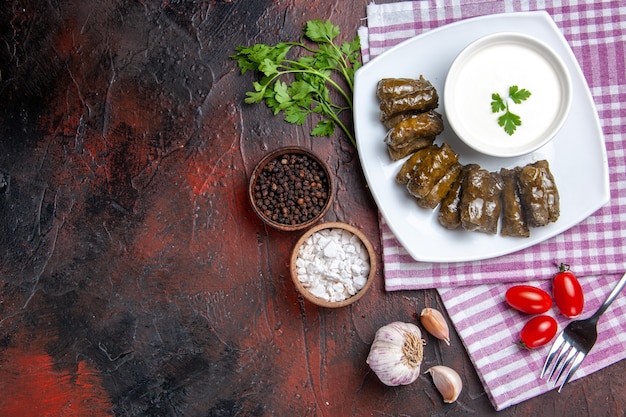 Vista dall'alto del dolma foglia verde con yogurt sulla superficie scura