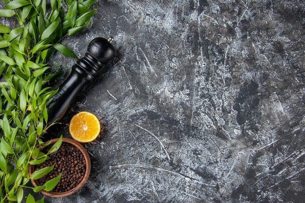 Free photo top view green leaves with pepper on light-dark background salt seasonings green food color free space