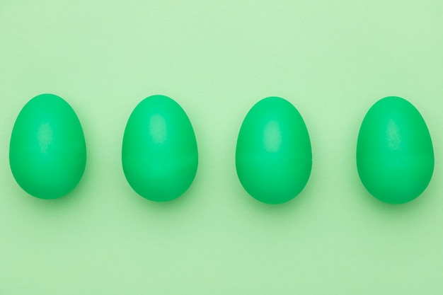 Foto gratuita vista dall'alto verde uova dipinte sul tavolo