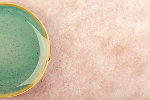 Вид сверху зеленая круглая тарелка пустой стакан из изолированного обеденного стола