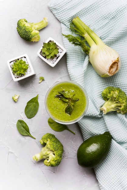 Free photo top view green smoothie with broccoli