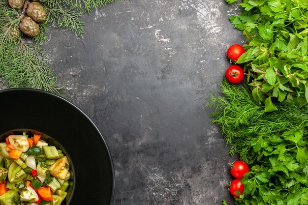 어두운 배경에 타원형 접시 녹색 토마토에 상위 뷰 녹색 토마토 샐러드