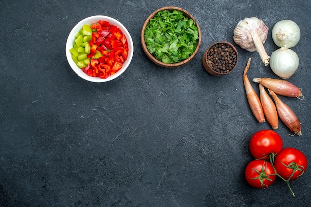 Free photo top view greens and vegetables with pepper on grey space