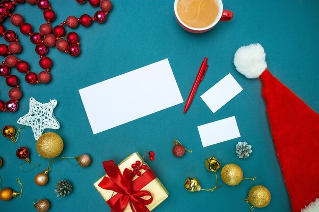 Шаблон макета поздравительной открытки с рождественскими украшениями, вид сверху