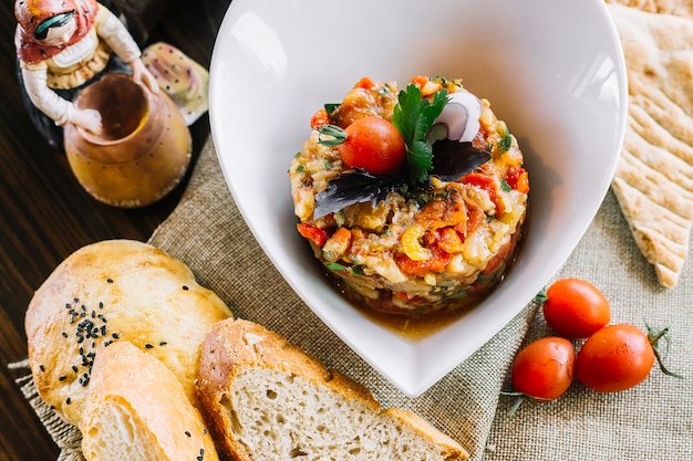 トップビューグリル野菜サラダトマトとパン