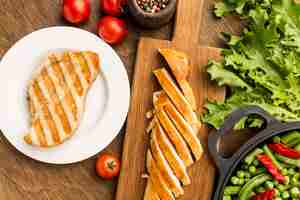 Free photo top view grilled chicken and tomatoes with salad