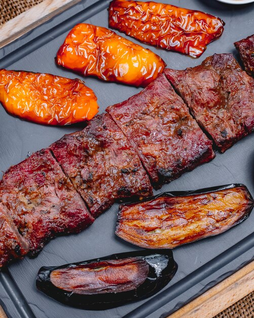 top view grilled meat with bell pepper and grilled eggplant on a tray