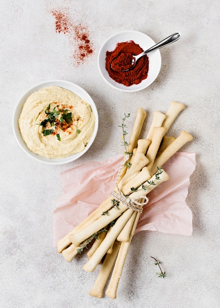 Foto gratuita vista dall'alto di grissini con hummus