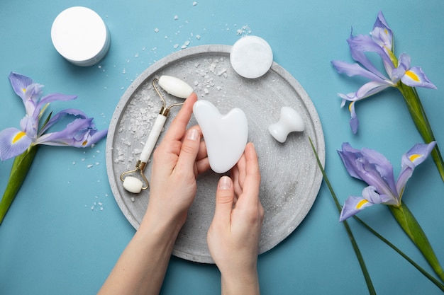 Free photo top view gua sha and flowers assortment