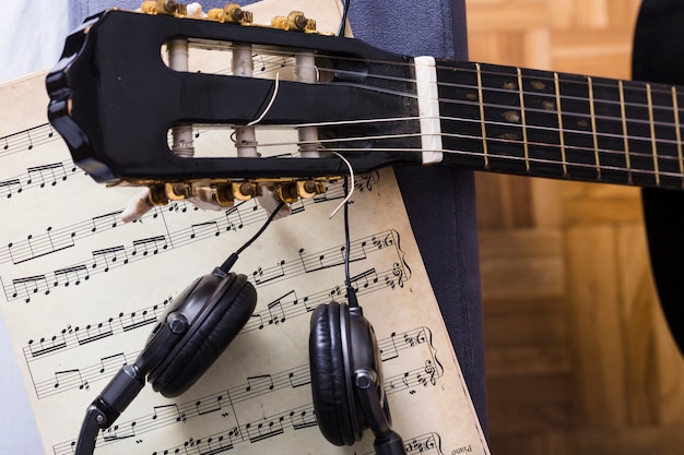 Free photo top view of guitar and music notes