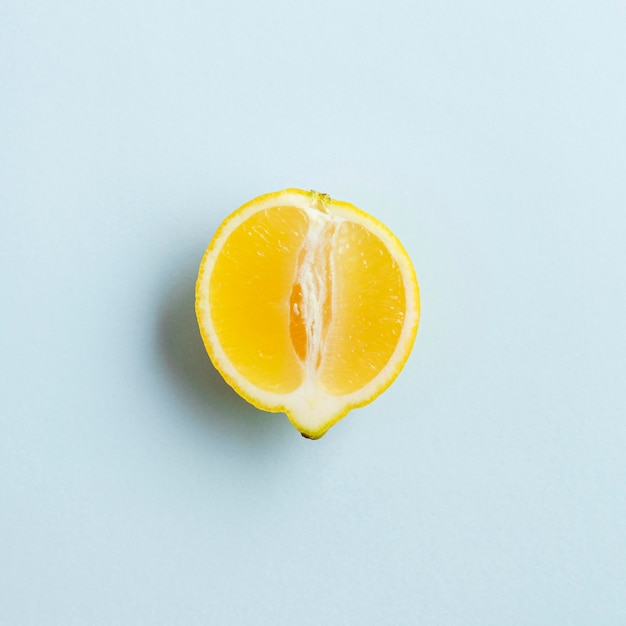 Вид сверху на половину генетически улучшенного лимона