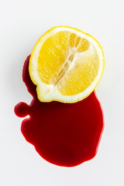 Free photo top view half of lemon and colouring chemicals